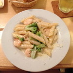 クッチーナ笑多 - ２０１３年７月２２～２７日のランチ「ペンネ エビとブロッコリーのクリームソース」サラダとパンとドリンクが付いて１，０００円