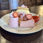 Cafeつなぐば - 桜と苺のロールケーキ、苺のババロア、苺のとろけるようなチーズケーキ