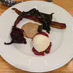 La Stalla - 自家製モッツァレラ　馬肉タルタル　焼き野菜（人参、ビーツ）　バーニャカウダソース