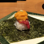 神楽坂 囲炉裏 肉よろず - 雲丹肉の手巻き