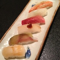 金寿司 - 左から、帆立　しめ鯖　鯣烏賊　中トロ　真子鰈　楚蟹