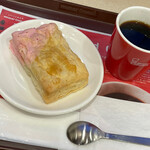 Misuta Donatsu - いちごとチェリーのレアチーズパイ、ミスドブレンドコーヒー。