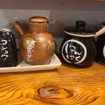 鶴亀堂 - カウンターにある調味料