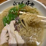 利尻らーめん味楽 新横浜ラーメン博物館店 - 麺は中細麵