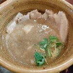 つけ麺 えん寺 - 器のへりにピタッとくっついているのが肉増しです