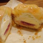 パティシエ エス コヤマ - 白桃のクリームパイ