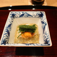 御幸町 田がわ - もんごイカと北海道の馬糞雲丹、すっぽんの濁り、ウド、八代青海苔