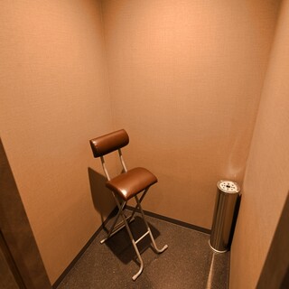 店内に喫煙ブースを完備。店外に出なくても煙草をお楽しみ頂けます。