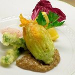 RISTORANTE VIA MARE - モッツアレラチーズとハモンセラーノを詰めた花付きズッキーニのフリット