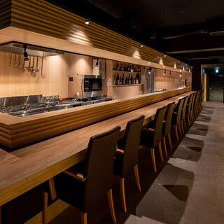 木の温もりを感じる和モダン空間でゆったりとお食事を