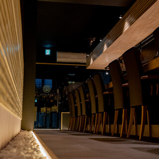 木の温もりを感じるカウンター席。目の前で調理風景を眺めることができます。