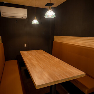 リラックスした時間を過ごせる6名様用半個室。人気のお席のため、ご予約はお早めに。