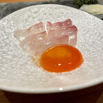 鮨 みつよし - 天然の鯛を煎り酒に通し、漬け卵黄で