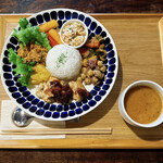 つがね食堂 - 料理写真:チキンソテーと中東料理の盛り合わせ