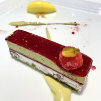 テストキッチンエイチ - ピスタチオとベリーのケーキとレモンシャーベット