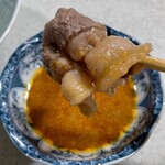 Aji Koubou Shino - 猪肉をぴり辛のごまだれにつけて、いただきま〜す