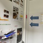 熟成バスクチーズケーキ直売所 - ポスターが適宜貼られています