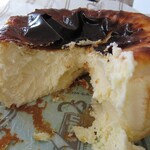 熟成バスクチーズケーキ直売所 - やわらかくて包丁にくっついて