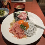 酒肴場 屯 - 【限定】生桜海老と釜あげしらすのまぜそば〜白醤油仕立て〜魚介スープ付き¥1350、白ご飯¥150