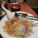 酒肴場 屯 - とにかく生桜海老と釜あげしらすのボリュームがハンパない！