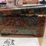 うなぎ 和友 - うなぎで蓋が閉まってない