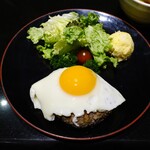 銀座 煙事 - 燻製ハンバーグランチに目玉焼きをトッピング