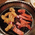 炭火焼肉 新家 - 上ミノと上ロース。