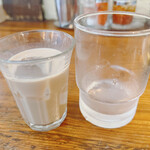 NEPALICO - ミニチャイ。お水のコップと比べると小さめなのわかります。