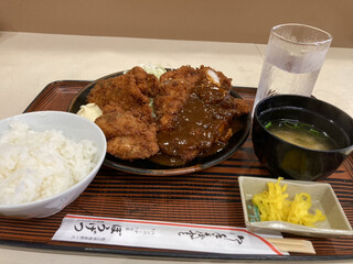 Bougetsu - ミックスメニュー定食。左:魚(鰆)フライ、右:トンカツ