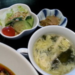 東巴 - 玉子スープ＆サラダです（２０１３年７月）。
