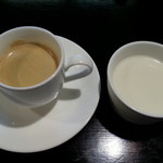 東巴 - 食後のコーヒーと杏仁豆腐です（２０１３年）７月。