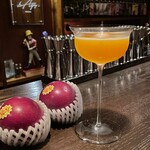 バー エイジング - パッションフルーツのカクテル