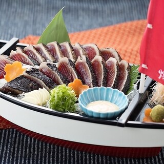 If you order bonito tataki, you can try grilling the bonito with straw.