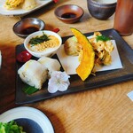 蕎麦切り よしむら - ごぼうの香りが広がるサクサクかき揚げ！珍しいそばがきのかき揚げは表面サクッ中もっちり！絶妙な塩味と酸味でしめた鯛と柚子,胡麻が上品に香る押し寿司！どのお料理も丁寧に調理されているのがわかります^_^