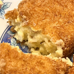 洋食やろく - 玉子コロッケ断面　箸で割ったのでスパッとしてない