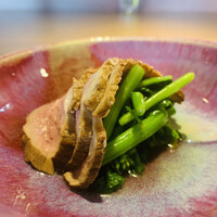 松石 - ② 冷菜
                    　庄内鴨ロース、菜花、独活、芋茎
