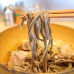 神田おかめ - 肉そばの麺