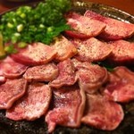 Imadoki Shokudou Izakaya Kosumosu - 牛タン 豚タンのセット。
                      う〜む…。