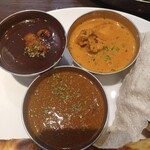 106 サウスインディアン 北九州店 - ランチB３種のカレー。私は手前のキーマカレーが一番好き。左上カシミール。辛いです。主人はこれ一番と言っていた。私は苦手。右上バターチキン。安定のバターチキン。色々楽しめるのはいい。