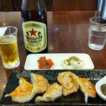 灼味噌らーめん 八堂八 - 赤星(中瓶) 650円、餃子 400円