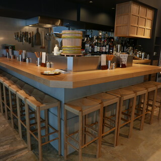 適合單人用餐的開放式吧台座位