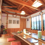 おおもり - 店内は、10名ほどの座敷と4名ほどが腰掛けれるカウンター席とのこじんまりとしたお店