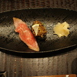 時の宿 すみれ - 大トロポワレ握り、牛しぐれ煮の軍艦