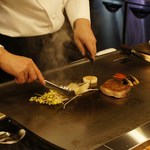 時の宿 すみれ - ステーキ仕上げ中