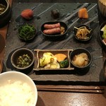 時の宿 すみれ - 朝食セット、牛肉の味噌汁など盛り沢山