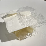 ラチュレ - サワーポメロに蕗のとうのジュレ、リコッタのエスプーマ、メレンゲ、飴