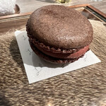 ラチュレ - 鹿の血を使ったマカロン、下の台に鹿毛皮