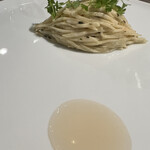 ラチュレ - マリネされた根セロリ、中は鹿のテリーヌとリンゴと胡桃