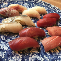 鮨 秀とら - 左上から、ほうぼう、カレイ、高知の赤身、インドマグロ中トロと赤身、鰆