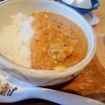 ビーカフェ なつめ - カレーには松の実、くこの実、牛すじ肉、にんじん、玉ねぎみじんなど＆漢方米。辛いけど後味は若干甘さも